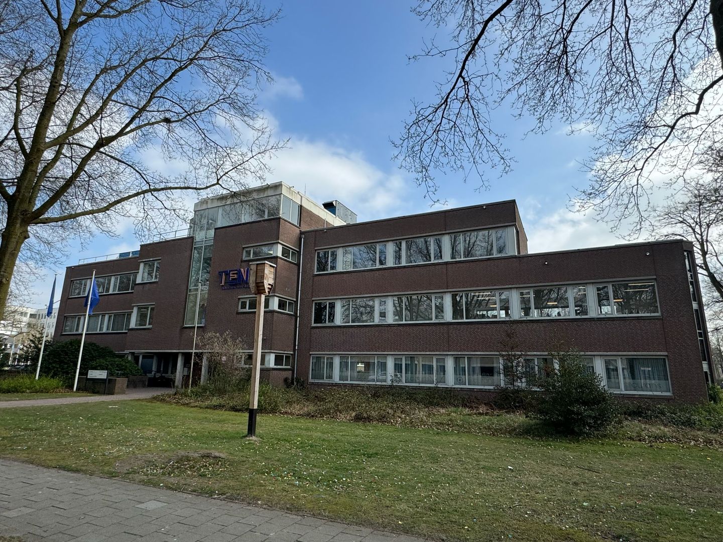 View photo 1 of Raadhuislaan 4