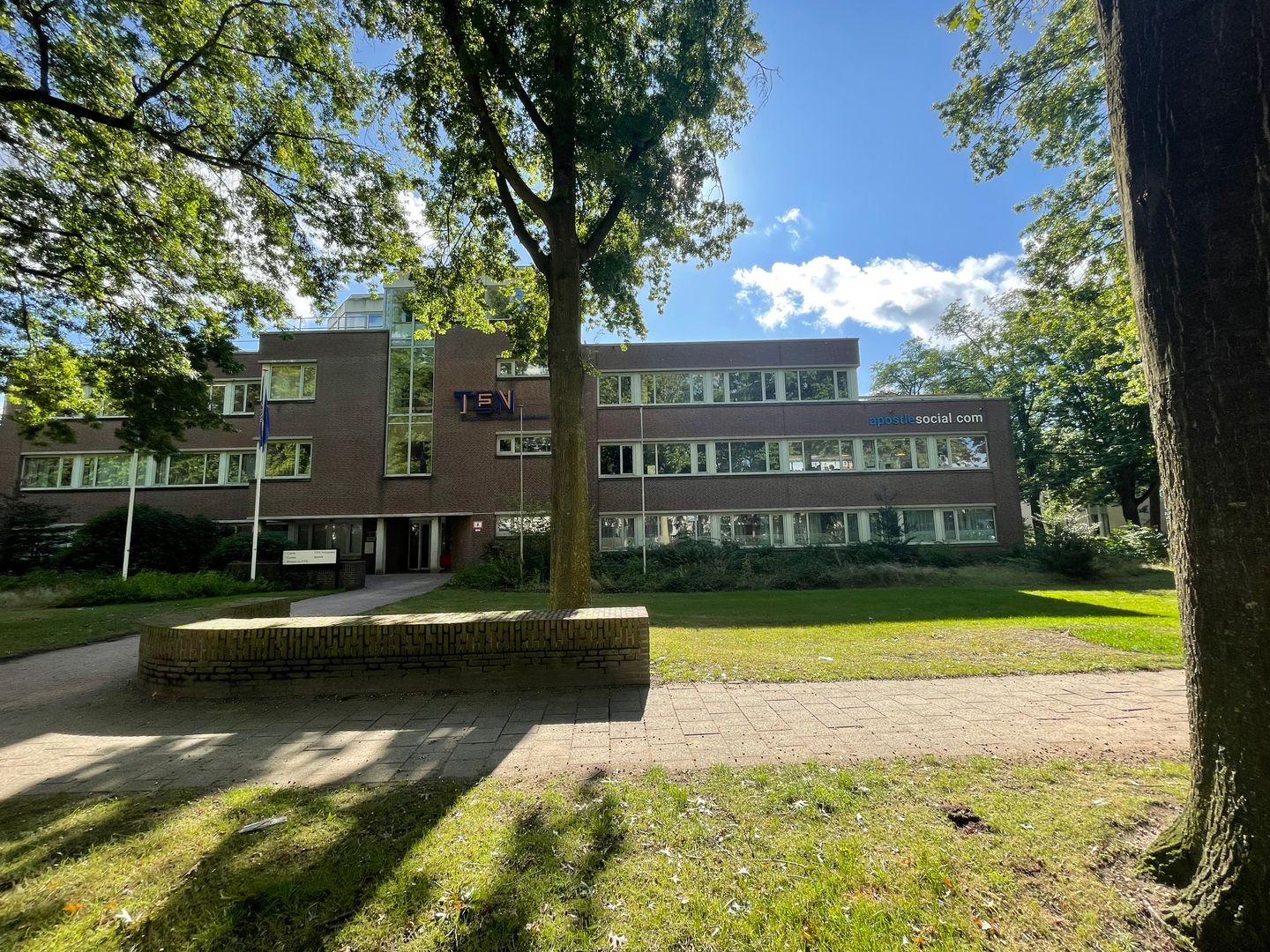 View photo 2 of Raadhuislaan 4