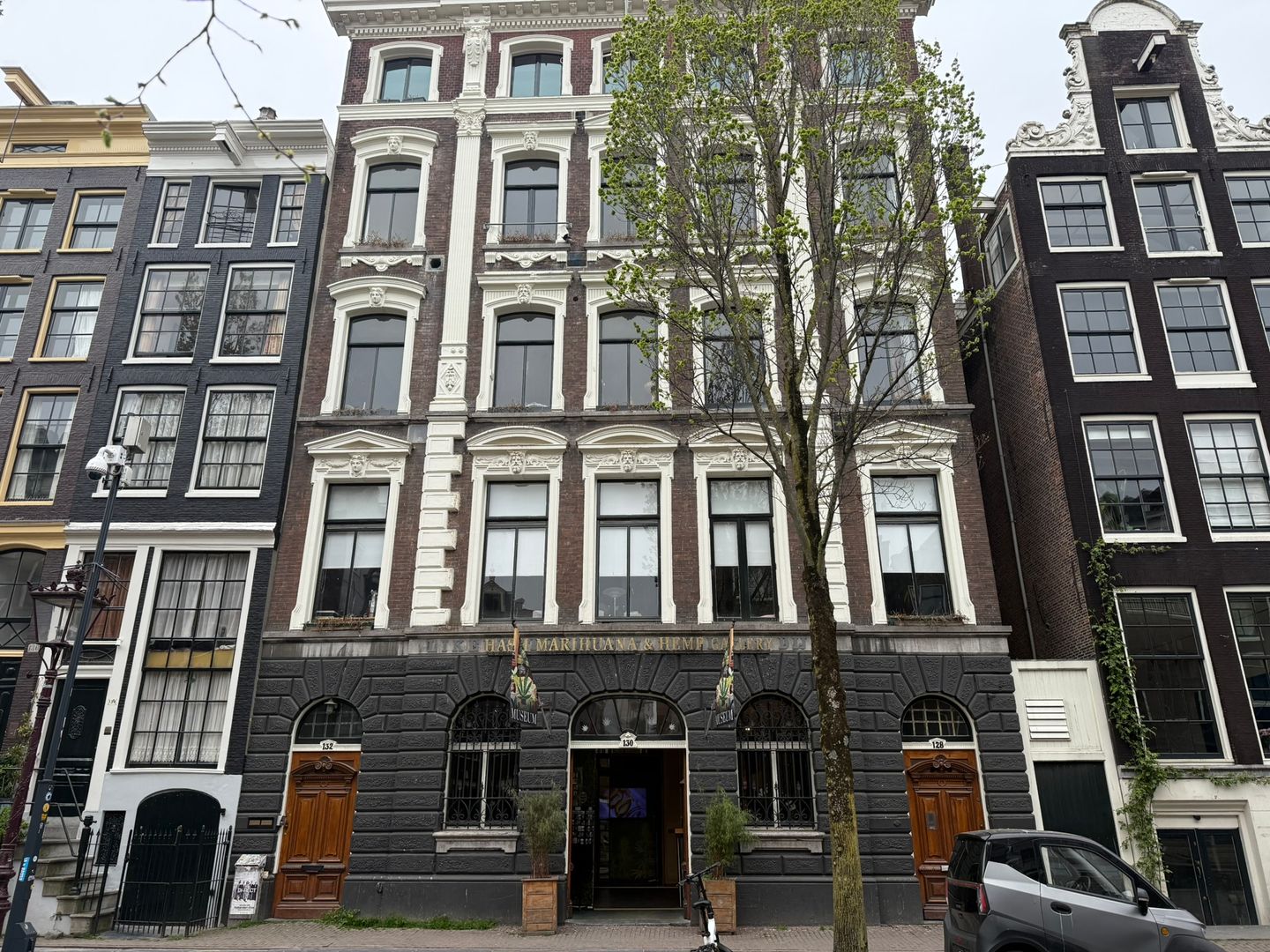 View photo 3 of Oudezijds Achterburgwal 130