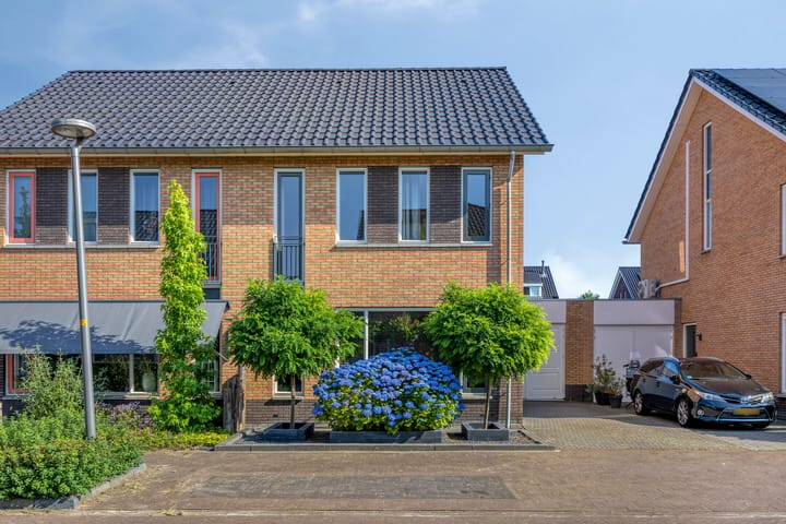 Tussenwoning te koop: Aalscheer 7, Borne