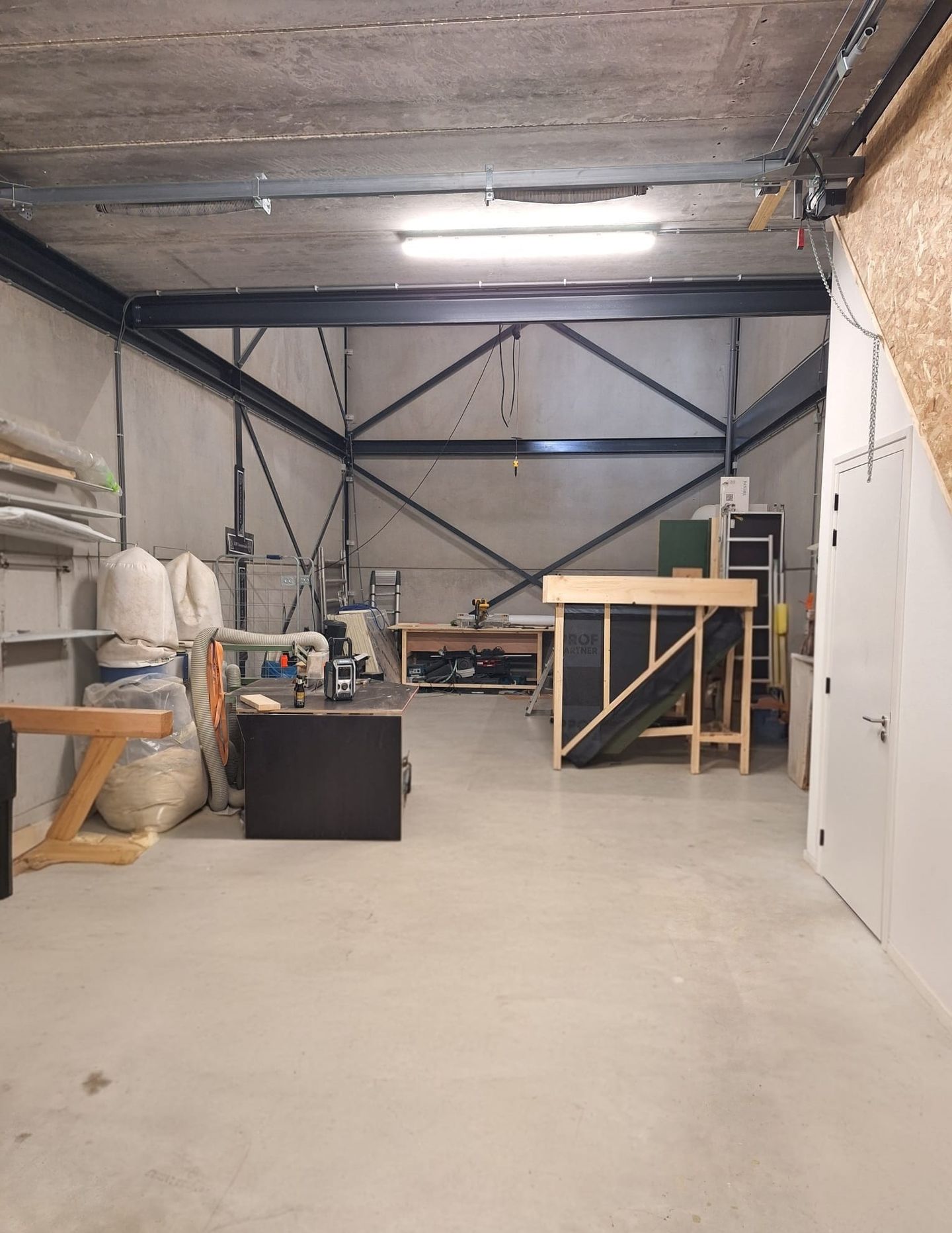 View photo 5 of Edison 5-B