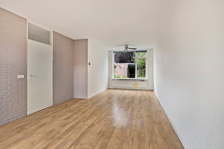 Tussenwoning te koop: Zilvermeeuw 64, Etten-Leur