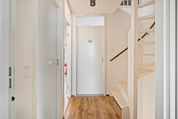 Tussenwoning te koop: Zilvermeeuw 64, Etten-Leur