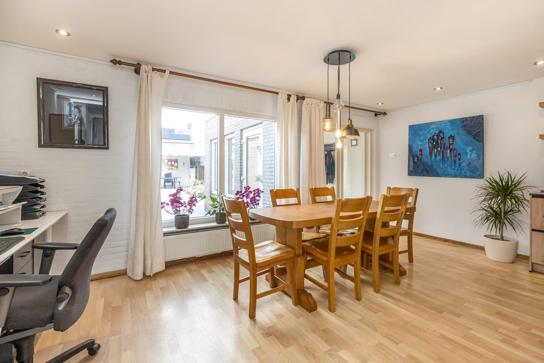 Photo 11 of Beatrixstraat 8
