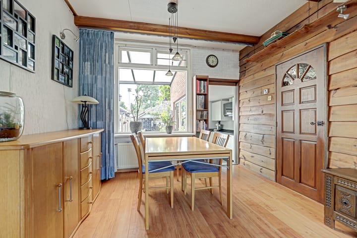 Tussenwoning te koop: Burgemeester Trooststraat 40, Waddinxveen