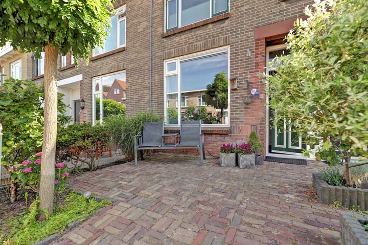 Tussenwoning te koop: Burgemeester Trooststraat 40, Waddinxveen