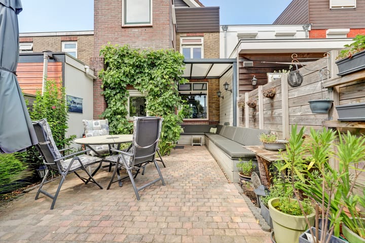 Tussenwoning te koop: Burgemeester Trooststraat 40, Waddinxveen