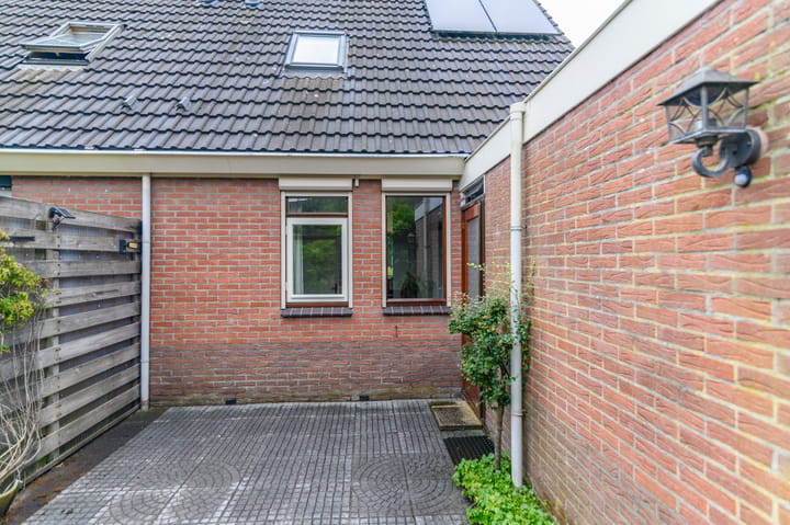 Twee-onder-één-kap te koop: Feestlân 16, Lippenhuizen