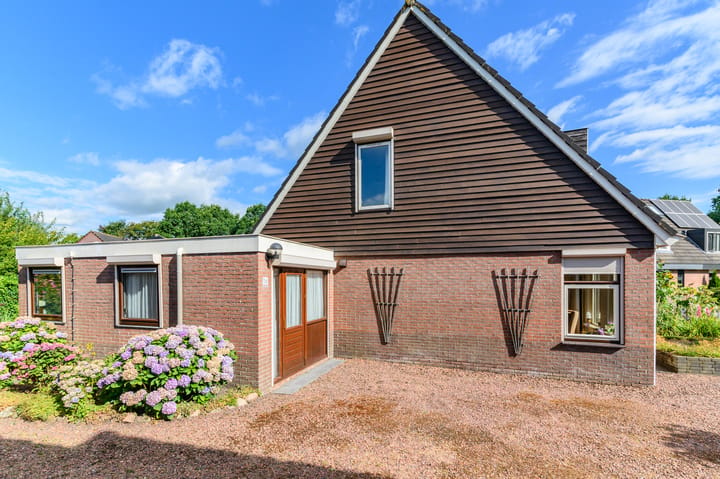 Twee-onder-één-kap te koop: Feestlân 16, Lippenhuizen