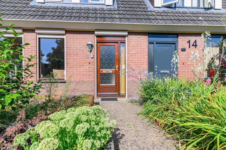 Twee-onder-één-kap te koop: Feestlân 16, Lippenhuizen