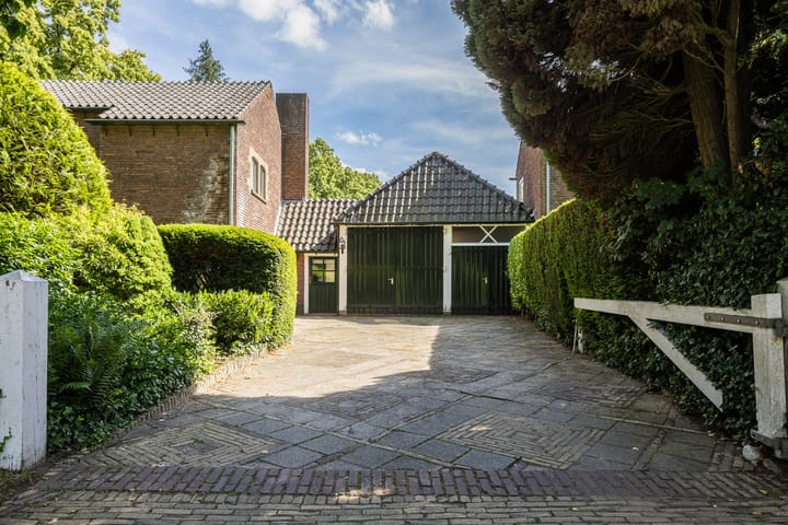 Twee-onder-één-kap te koop: A. van Oudenallenstraat 2, Oosterbeek
