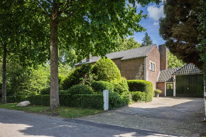Twee-onder-één-kap te koop: A. van Oudenallenstraat 2, Oosterbeek