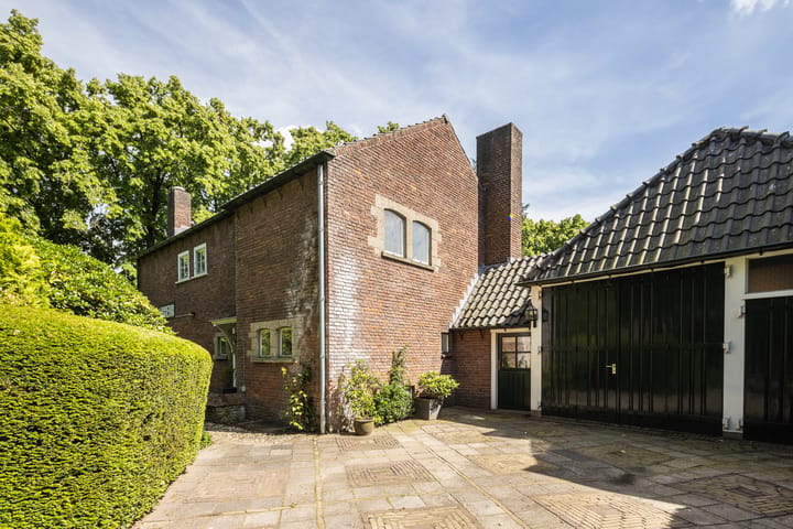 Twee-onder-één-kap te koop: A. van Oudenallenstraat 2, Oosterbeek