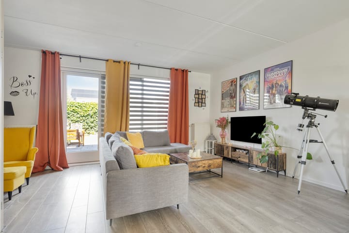 Tussenwoning te koop: Provincialeweg 153B, Oosteind