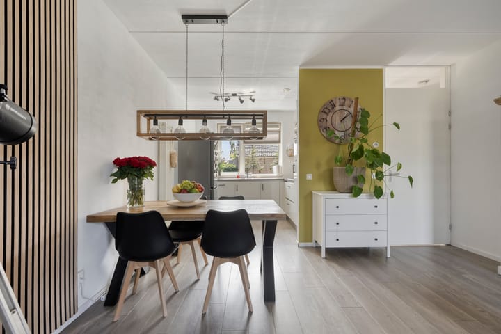 Tussenwoning te koop: Provincialeweg 153B, Oosteind