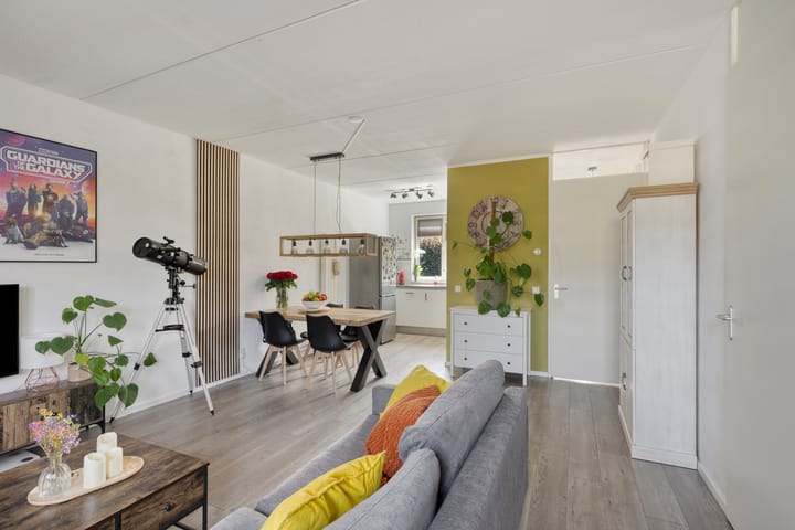 Tussenwoning te koop: Provincialeweg 153B, Oosteind