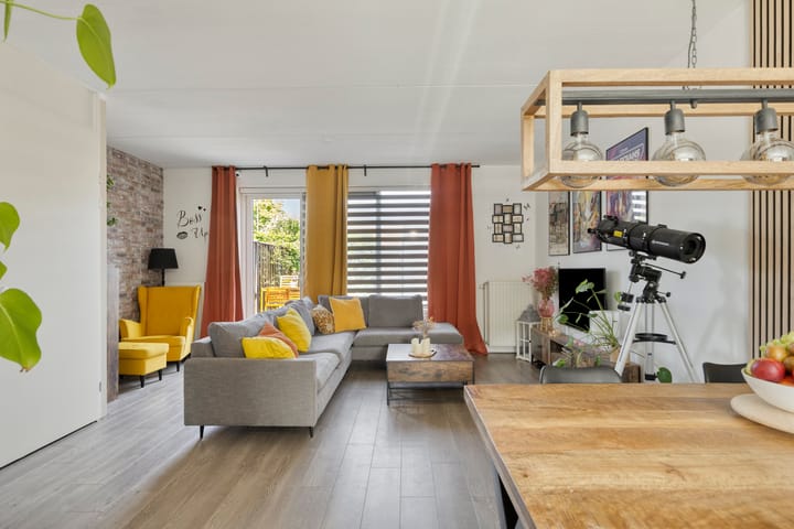 Tussenwoning te koop: Provincialeweg 153B, Oosteind