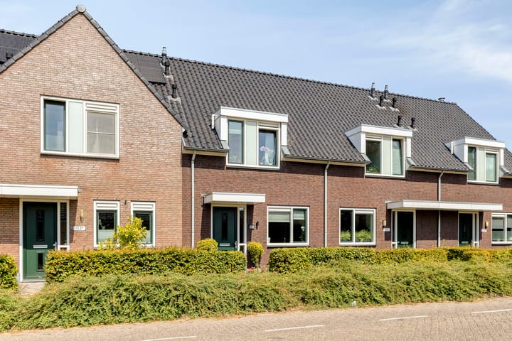 Tussenwoning te koop: Provincialeweg 153B, Oosteind