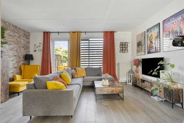 Tussenwoning te koop: Provincialeweg 153B, Oosteind
