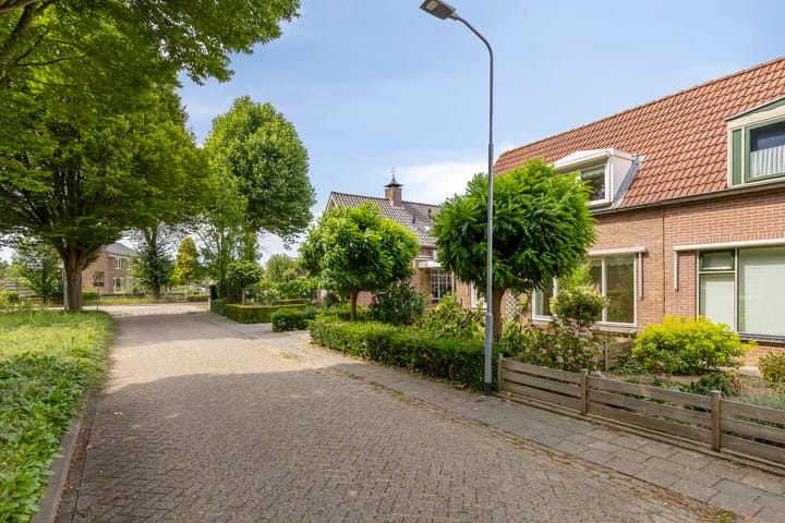 Twee-onder-één-kap te koop: Burgemeester Cremersplein 2, Pannerden