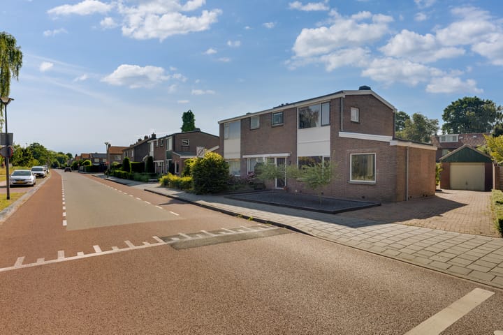 Twee-onder-één-kap te koop: Mr. Zigher ter Steghestraat 10, Steenwijk
