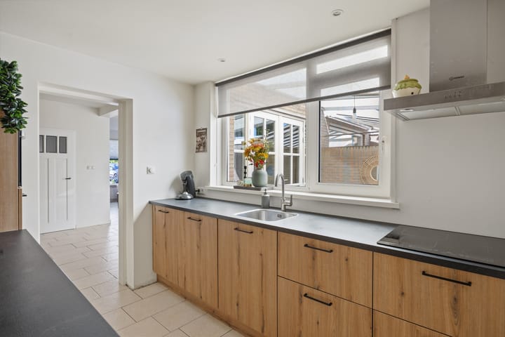 Tussenwoning te koop: Debussystraat 22, Waalwijk