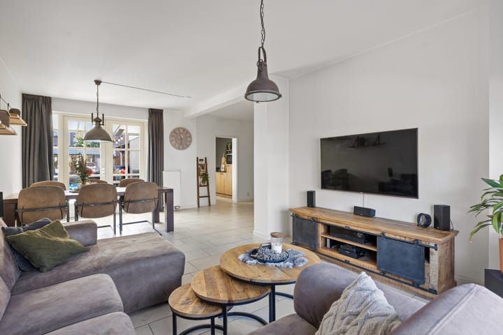 Tussenwoning te koop: Debussystraat 22, Waalwijk