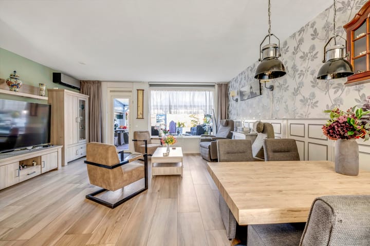 Tussenwoning te koop: Komeet 18, Hellevoetsluis
