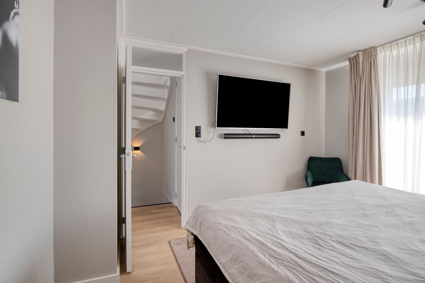 Photo 19 of Witte de Withstraat 2