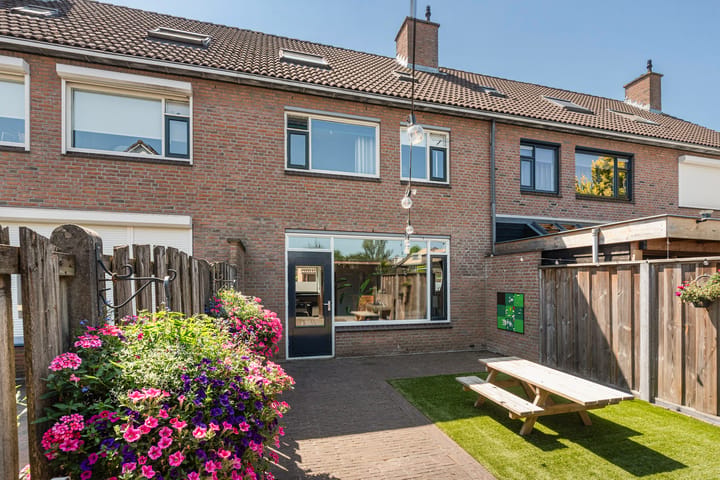 Tussenwoning te koop: van Coeverdenstraat 5, Goor