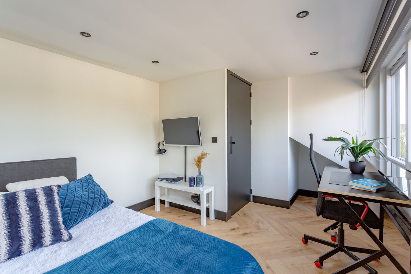 Photo 35 of Van der Waalsstraat 2
