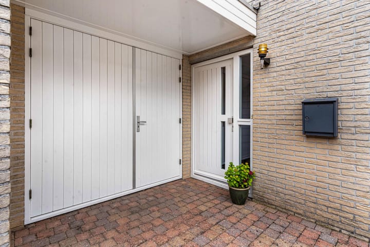Twee-onder-één-kap te koop: Mergelland 56, Lelystad