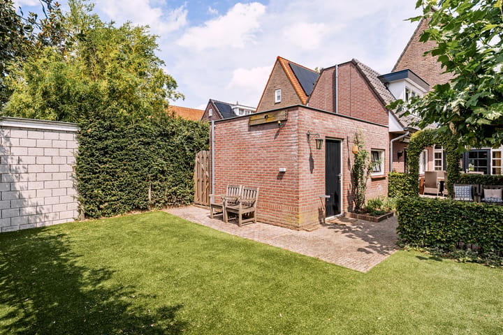 Vrijstaande woning te koop: Oranjelaan 11, Helmond