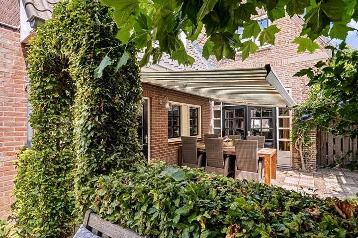 Vrijstaande woning te koop: Oranjelaan 11, Helmond