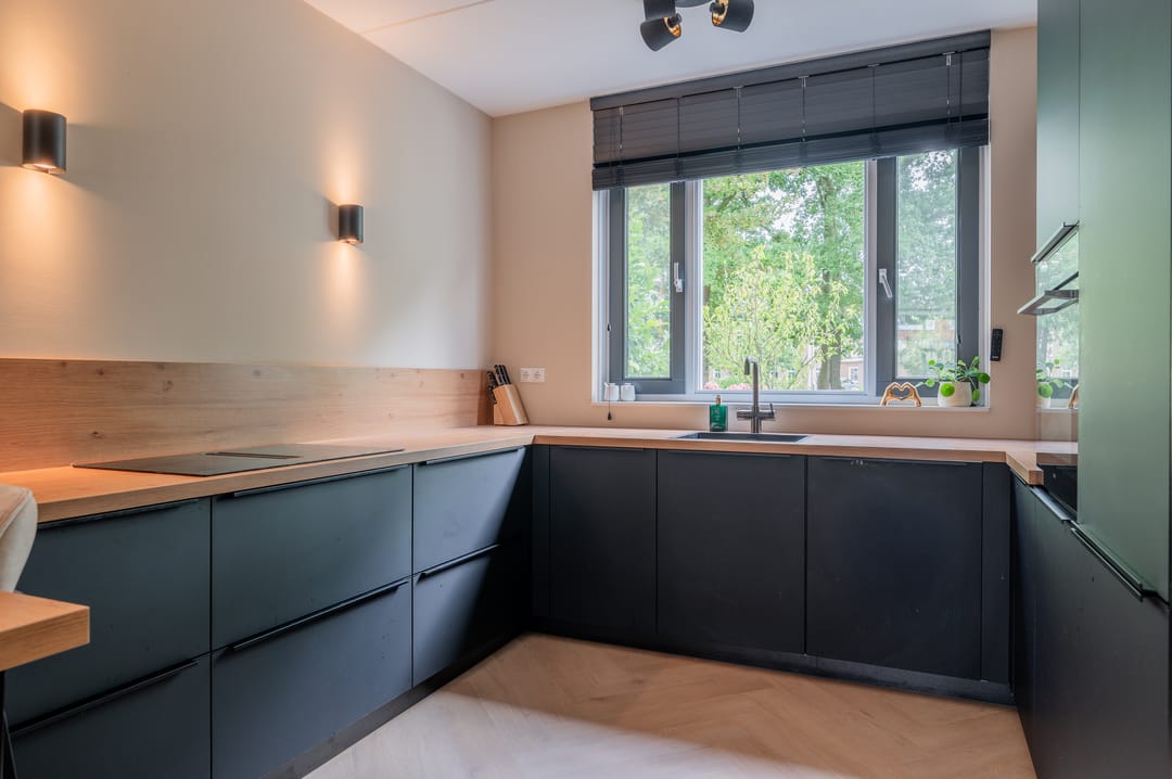 Photo 11 of Van der Waalsstraat 21