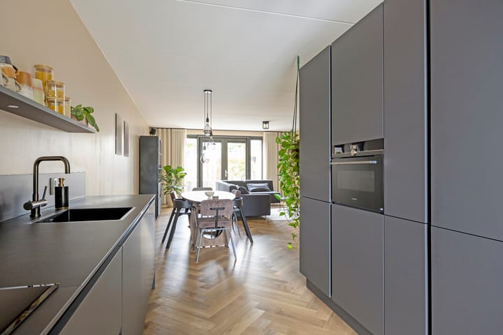 Tussenwoning te koop: Douglashout 93, Eindhoven