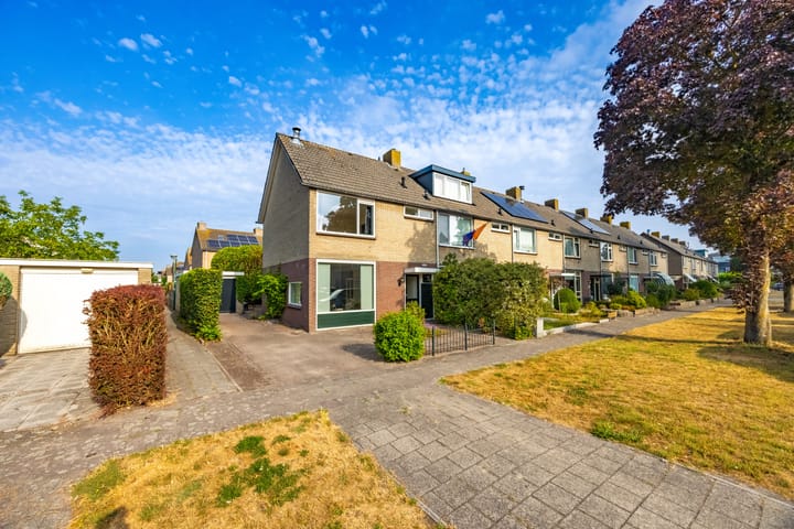 Hoekwoning te koop: Jhr. van Sypesteynlaan 38, Loosdrecht