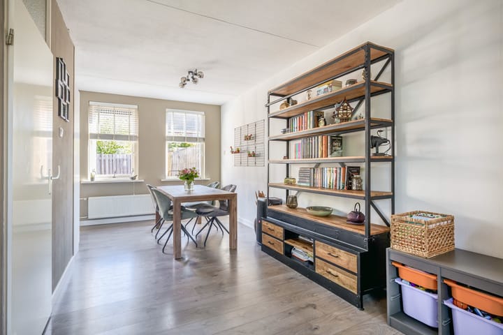 Tussenwoning te koop: Molenzicht 167, Dirksland