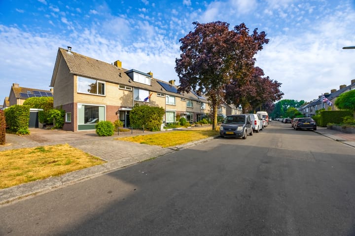 Hoekwoning te koop: Jhr. van Sypesteynlaan 38, Loosdrecht