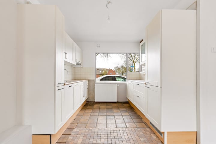 Tussenwoning te koop: Middenhof 8, Almere
