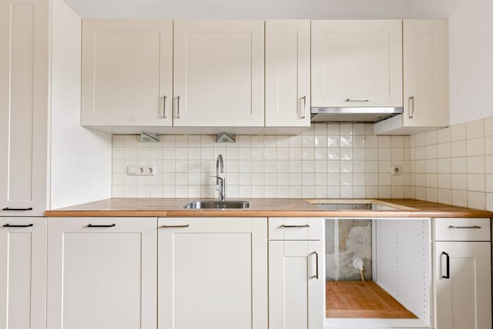 Tussenwoning te koop: Middenhof 8, Almere