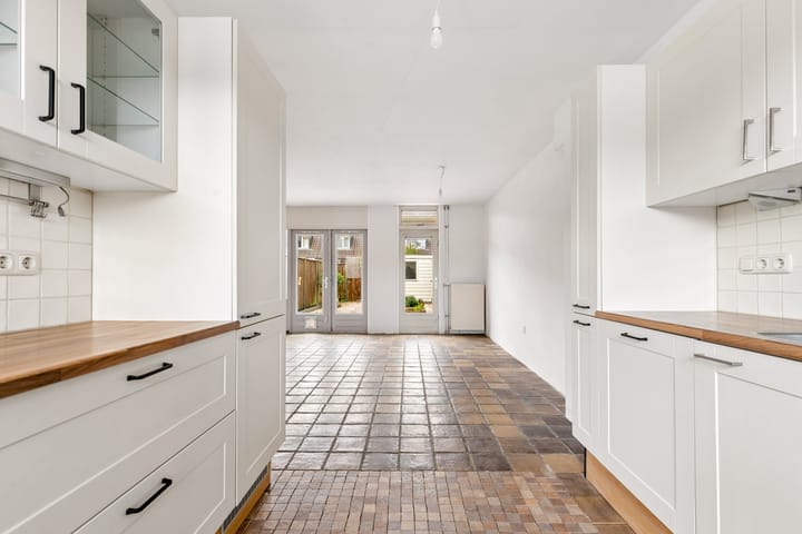 Tussenwoning te koop: Middenhof 8, Almere
