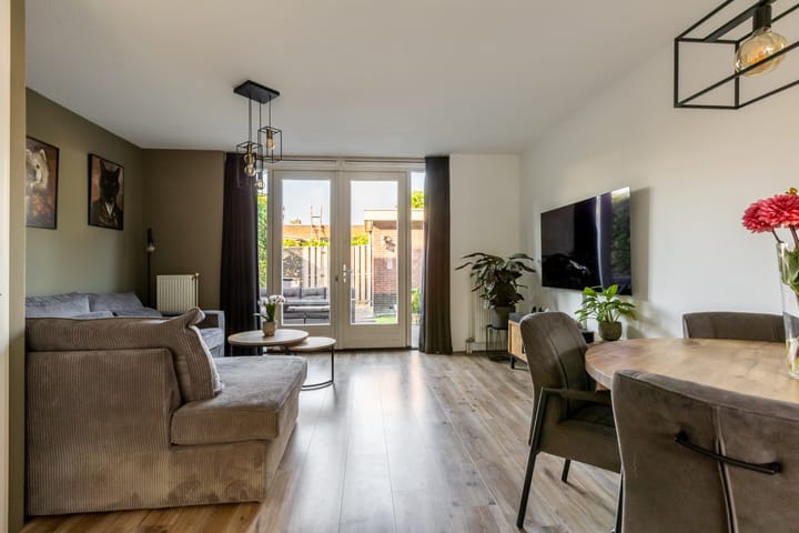 Tussenwoning te koop: Burgemeester Snelplein 3, Moordrecht