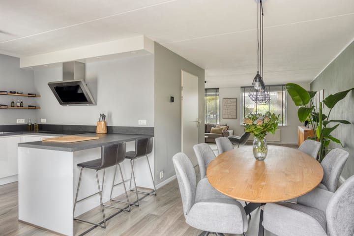 Tussenwoning te koop: De Lindenhof 11, Zevenaar