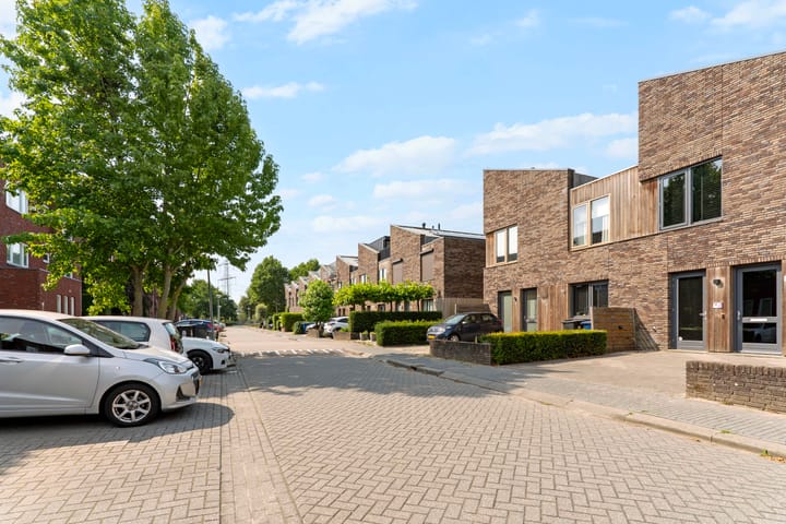 Tussenwoning te koop: Lambikstraat 12, Almere