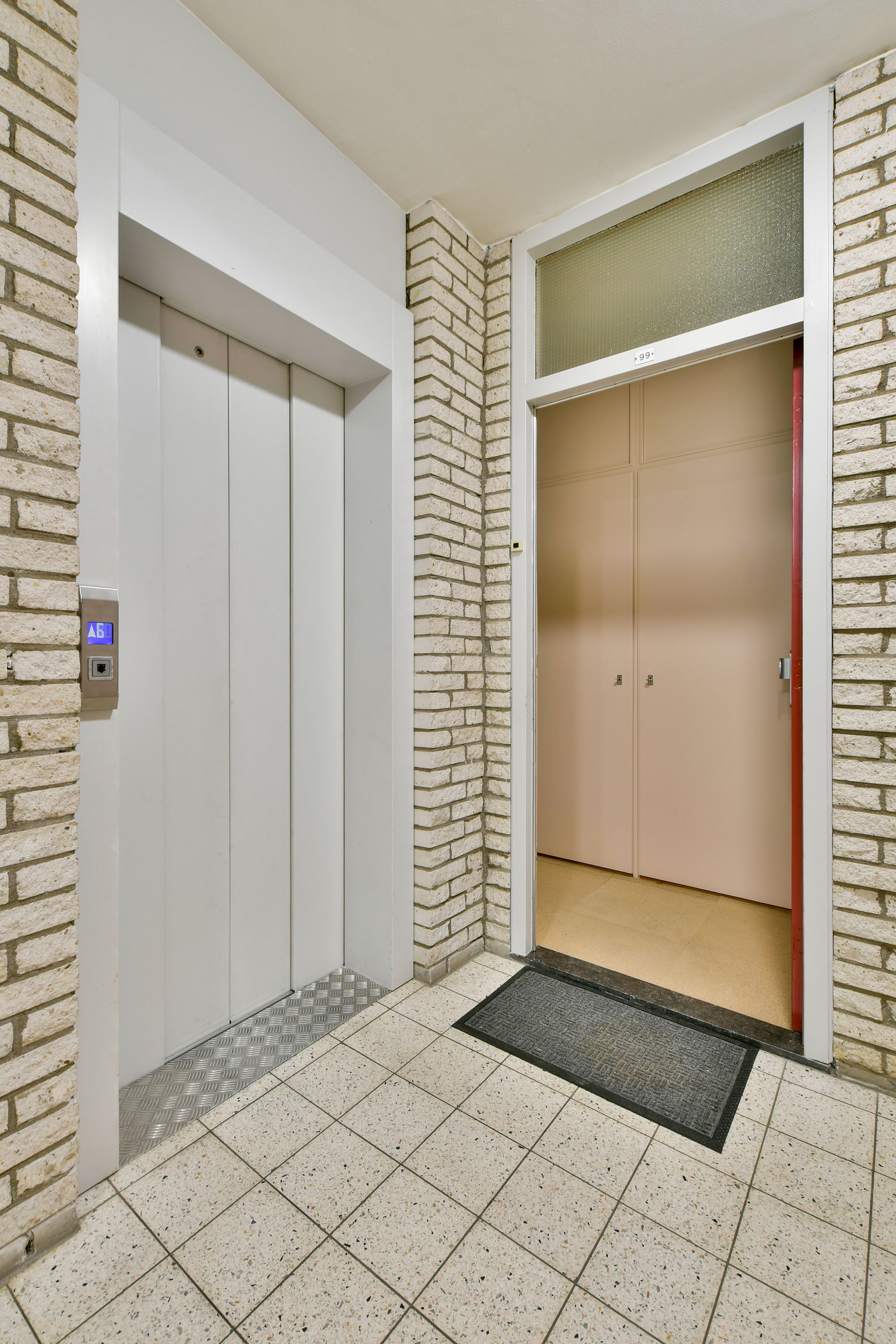 Photo 9 of Suze Groenewegstraat 99