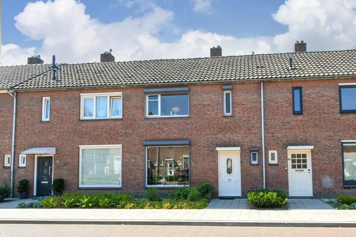 Tussenwoning te koop: Anna van Burenstraat 32, Weert