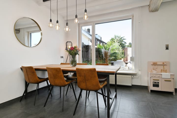 Tussenwoning te koop: Anna van Burenstraat 32, Weert