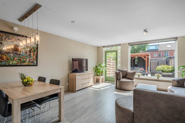 Tussenwoning te koop: Hendrik Werkmanstraat 118, Almere