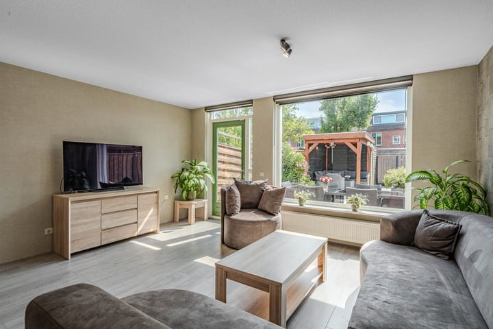 Tussenwoning te koop: Hendrik Werkmanstraat 118, Almere